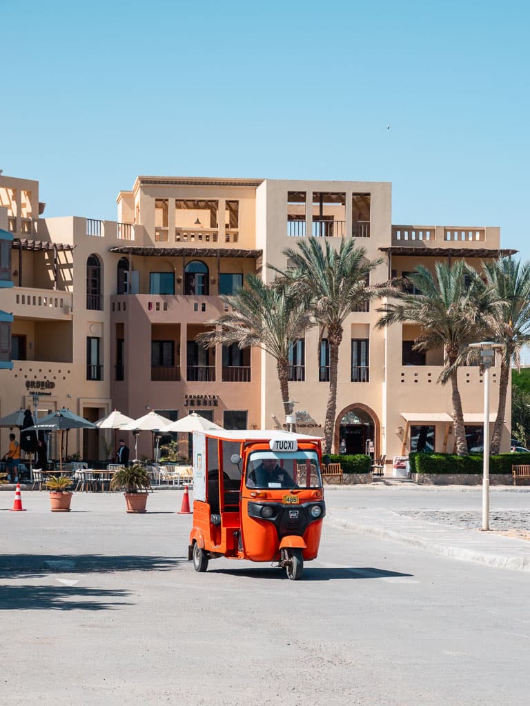 de leukste activiteiten om te doen in El Gouna, Egypte: Tucxi tuk tuk taxi