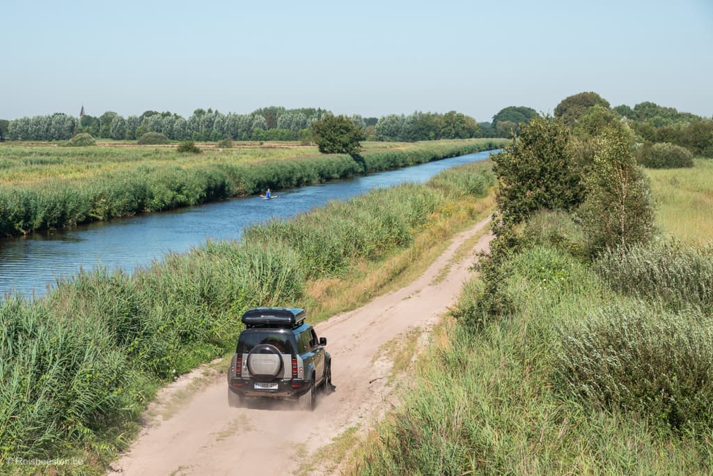 Offroad rijden met een Defender en daktent