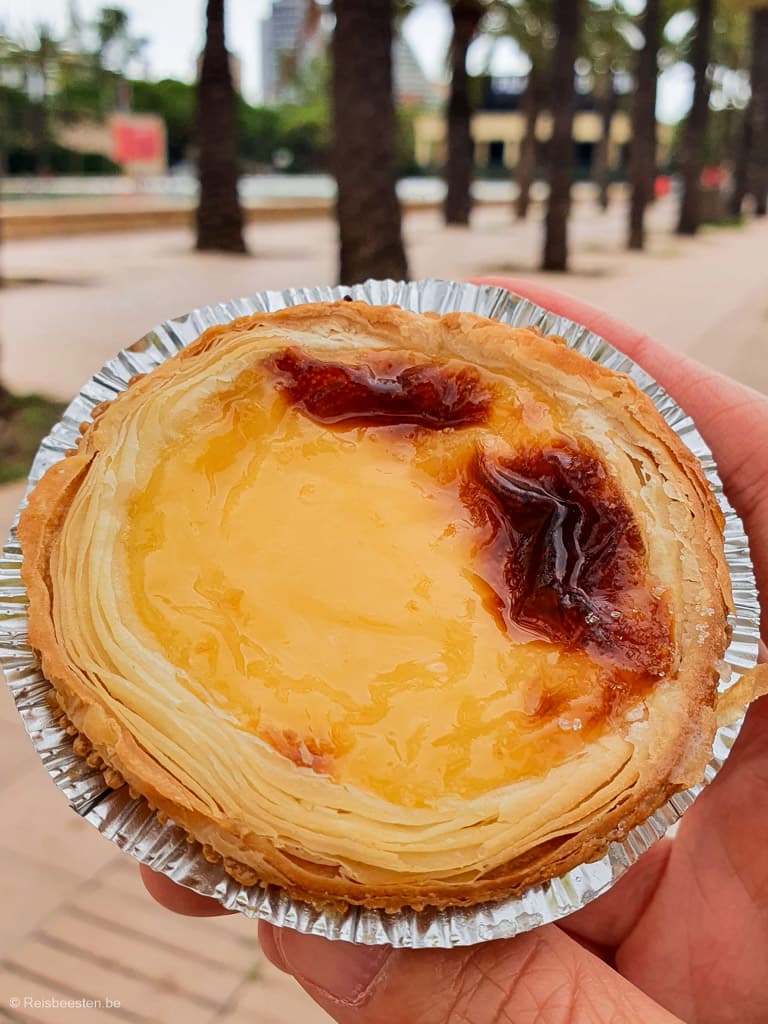 Pastéis de nata proeven bij een Portugese bakker in Portugal in Porto - eten