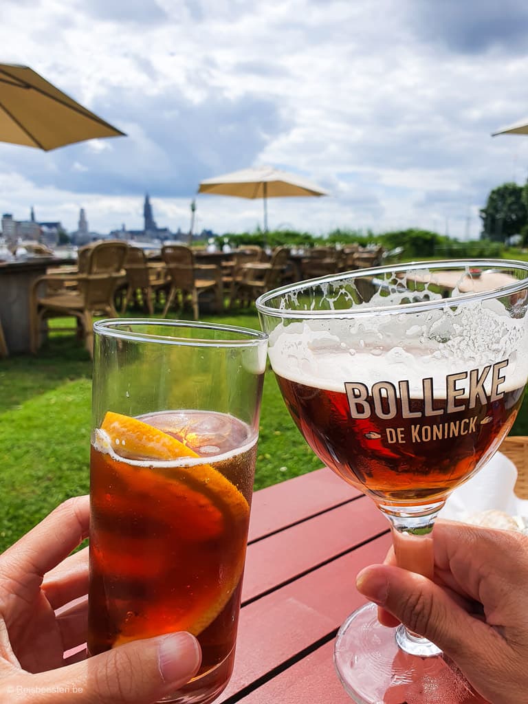 Wandelen in Antwerpen: het groene Linkeroever: Terrasje in de jachtclub haven