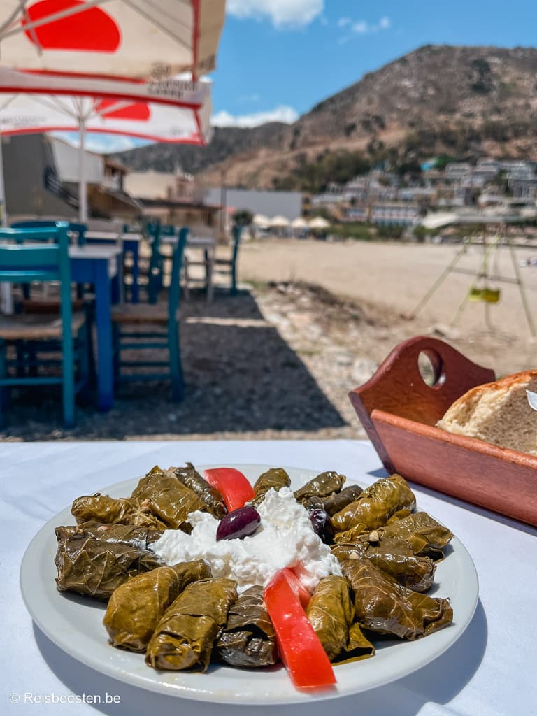 lekker eten op het strand in Griekenland : druivenbladeren