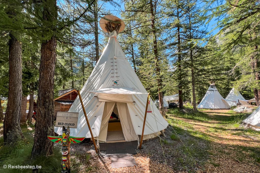 Micro-avontuur in Val de Bagnes in Zwitserland: wandelen, fietsen & kamperen : Overnachten in een tipitent op Camping Forêt des Mélèzes (Bonatchiesse)