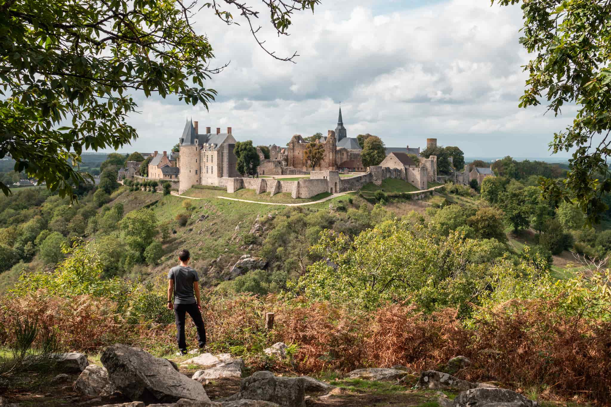 Sarthe & Mayenne: verborgen parels van Pays de la Loire in Frankrijk: het middeleeuwse dorpje Sainte-Suzanne en het kasteel