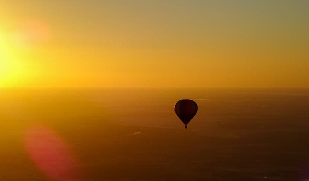 Rondreis Zuid-Tunesië hoogtepunten: Douz zonsondergang heteluchtballon Balloons Event Show