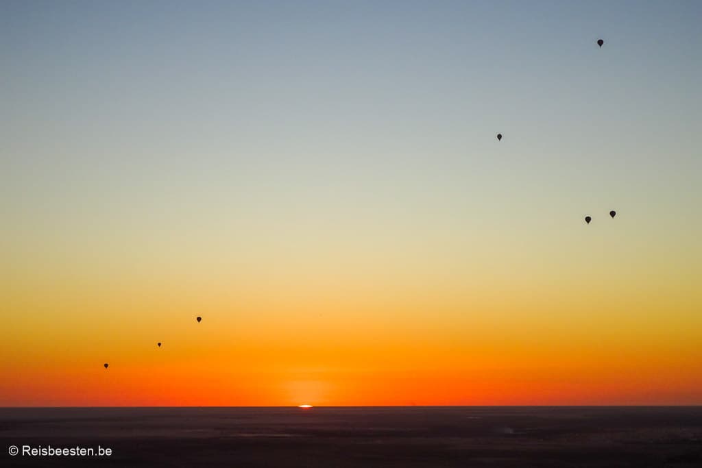 Rondreis Zuid-Tunesië hoogtepunten: Douz zonsondergang heteluchtballon Balloons Event Show