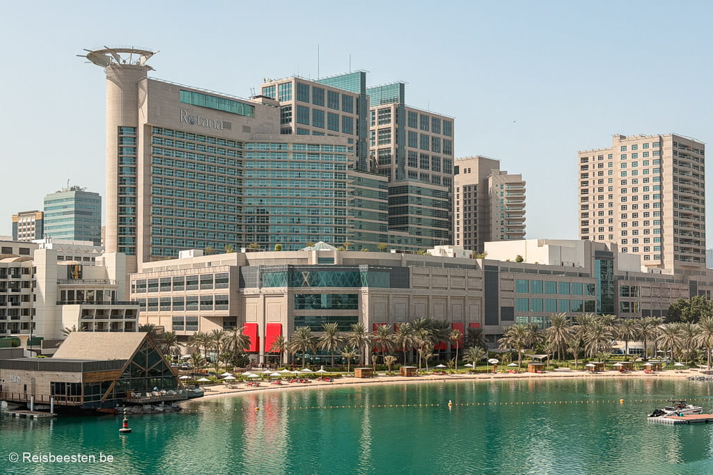 Review: hotel Beach Rotana in Abu Dhabi - Verenigde Arabische Emiraten UAE hotelgevel