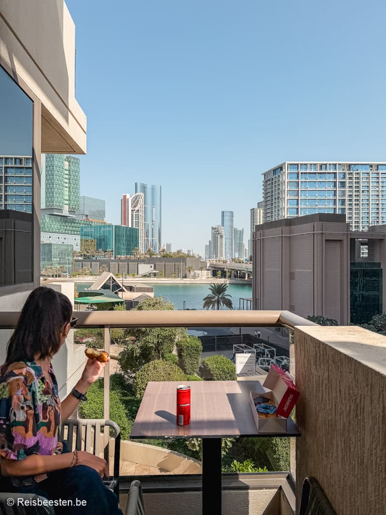 Review: hotel Beach Rotana in Abu Dhabi - Verenigde Arabische Emiraten UAE kamer met balkon