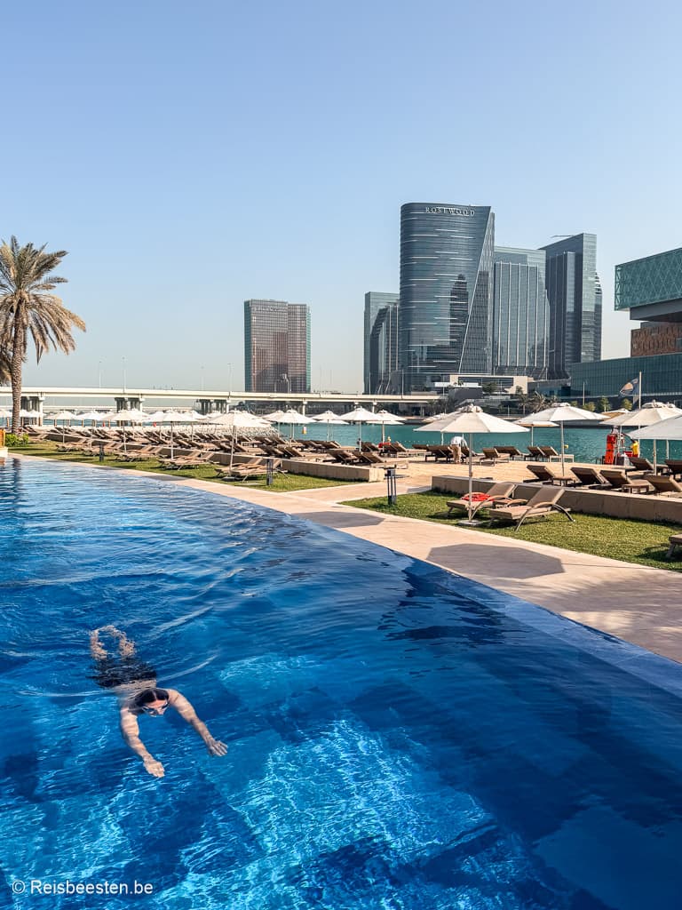 Review: hotel Beach Rotana in Abu Dhabi - Verenigde Arabische Emiraten UAE zwembad