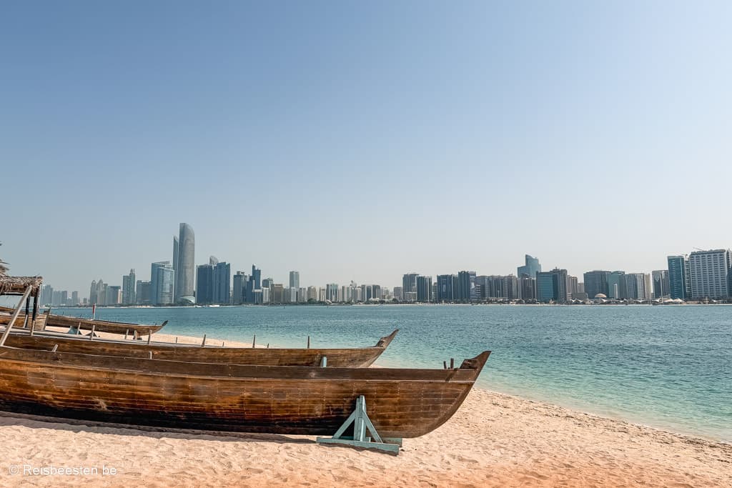 bezienswaardigheden in Abu Dhabi (Verenigde Arabische Emiraten) & tips om te doen: corniche skyline