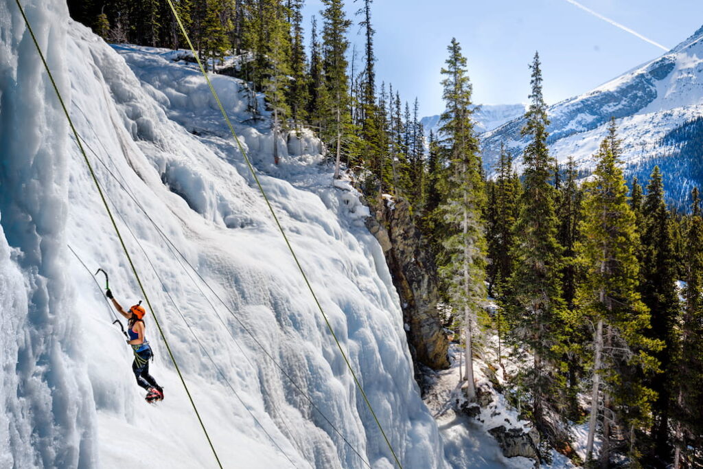leuke winteractiviteiten in Jasper National Park: ijsklimmen bevroren waterval