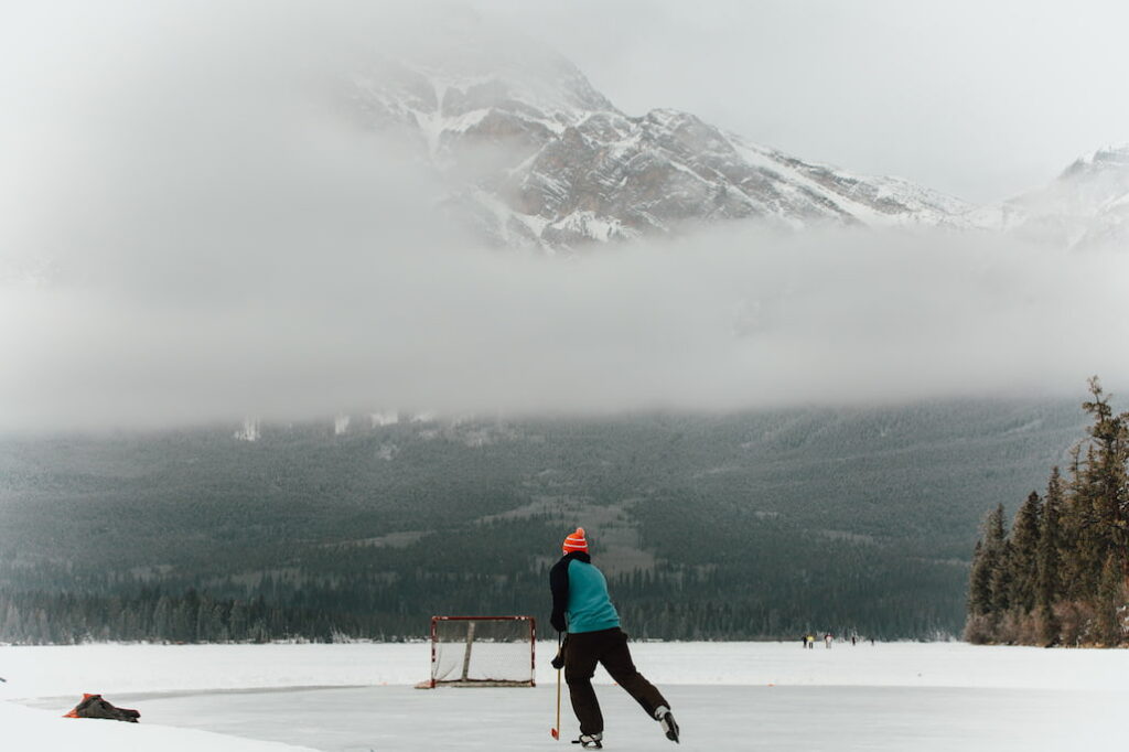 leuke winteractiviteiten in Jasper National Park: ijsschaatsen en ijshockey
