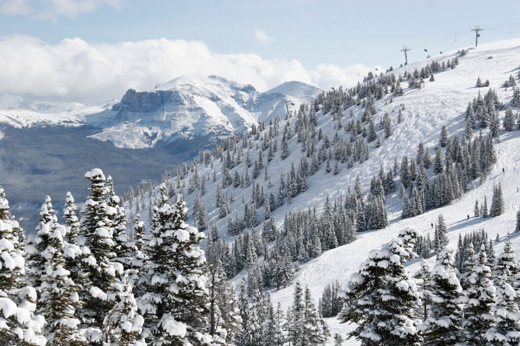 leuke winteractiviteiten in Jasper National Park: sneeuwschoenwandelen