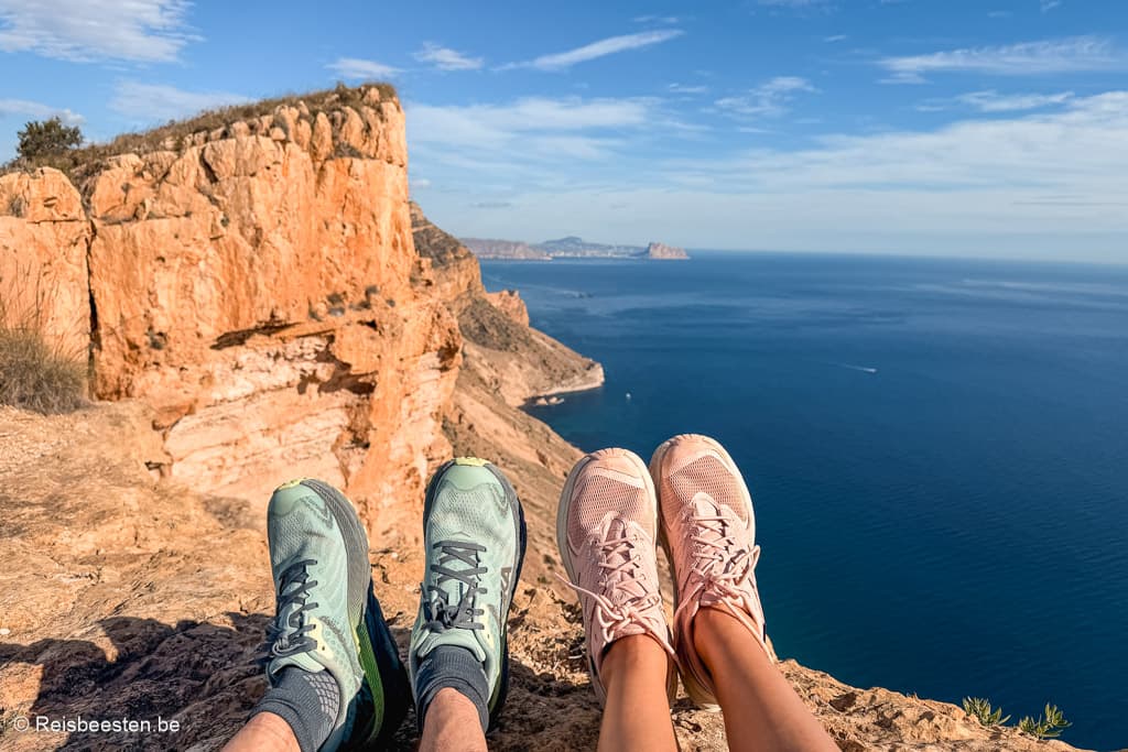 Hoka wandelschoenen tijdens wandeling in Benidorm aan de Costa Blanca in Spanje