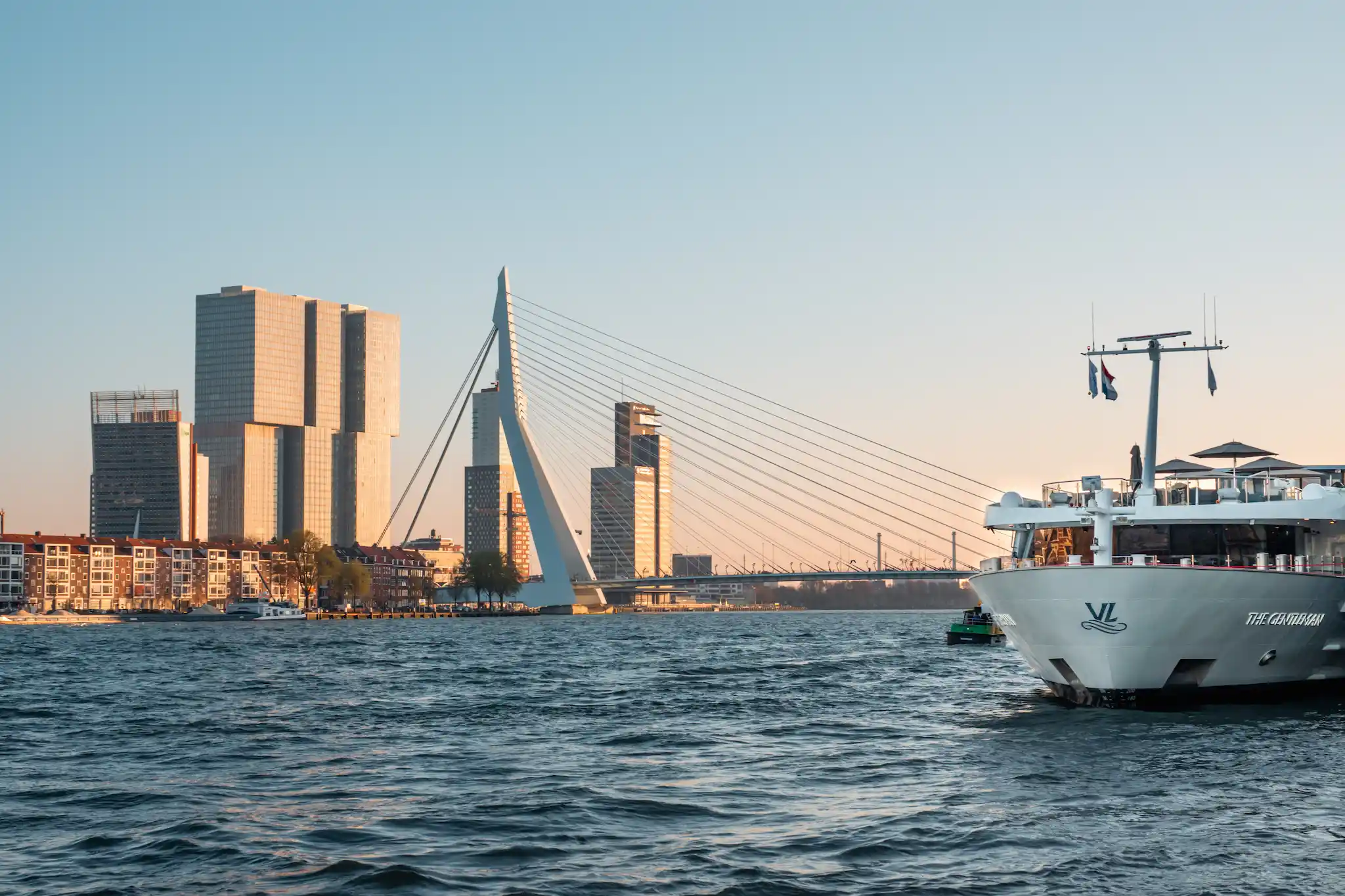 Onze 4-daagse riviercruise van Antwerpen naar Nederland: Rotterdam Erasmusbrug zonsondergang Boompjeskade