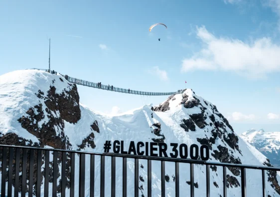 Dagtrips Lausanne, Zwitserland: 5 mooiste uitstapjes & praktische tips: Glacier 3000 Peak Walk hangbrug