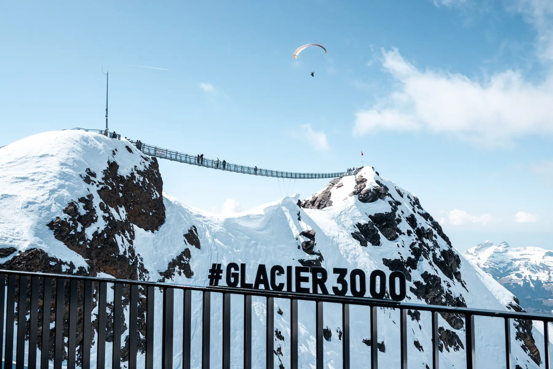Dagtrips Lausanne, Zwitserland: 5 mooiste uitstapjes & praktische tips: Glacier 3000 Peak Walk hangbrug
