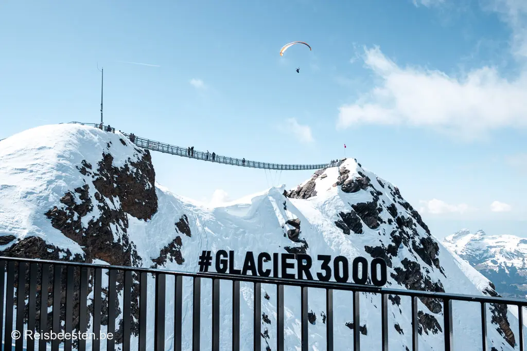 Dagtrips Lausanne, Zwitserland: 5 mooiste uitstapjes & praktische tips: Glacier 3000 Peak Walk hangbrug