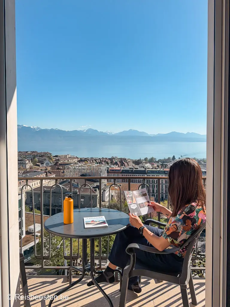 ik zit op het terras in Hotel de la Paix met een supermooi uitzicht