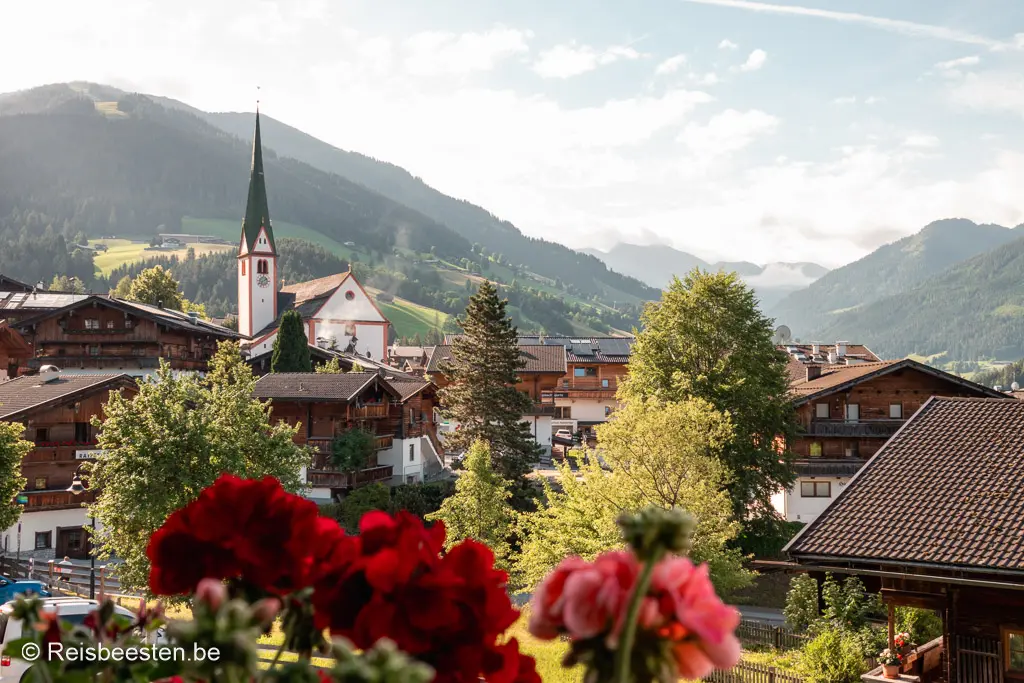 Wandelen in het Alpbachtal in Oostenrijk: mooie routes & favoriete plekken: Uitzicht op Alpbach vanuit hotelkamer in Zur Post