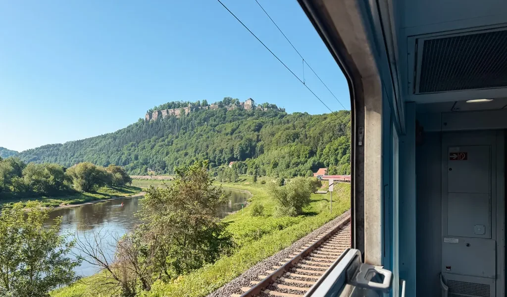 per nachttrein naar Bad Schandau: uitzicht op Sächsische Schweiz Saksisch Zwitserland vanuit de trein