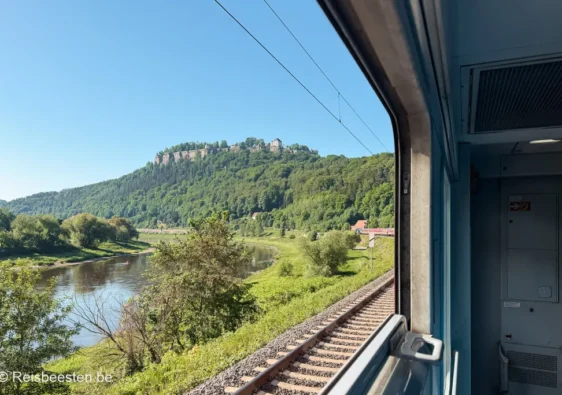 per nachttrein naar Bad Schandau: uitzicht op Sächsische Schweiz Saksisch Zwitserland vanuit de trein