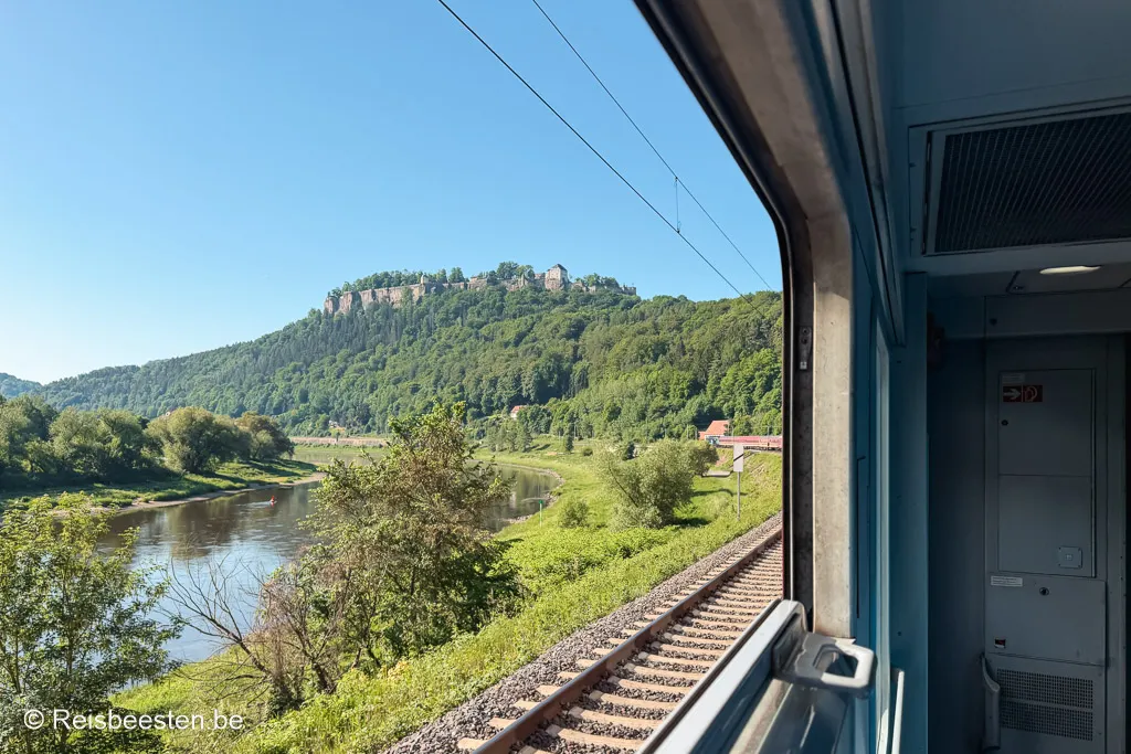 per nachttrein naar Bad Schandau: uitzicht op Sächsische Schweiz Saksisch Zwitserland vanuit de trein